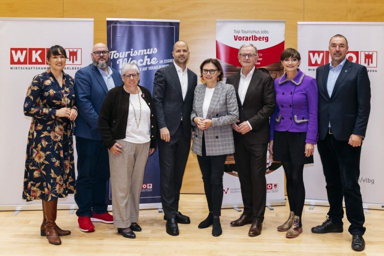 V.l.: Kerstin Biedermann-Smith, Mike Pansi, Heike Ladurner Strolz, Marco Tittler, Susanne Kraus-Winkler, Karlheinz Kopf, Astrid Steharnig-Staudinger, Markus Kegele. ⇒studio Mathis