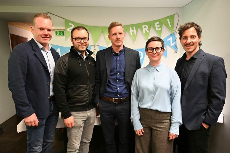 V.l.: Landesstatthalter Christof Bitschi, Stadtrat Andreas Fritz-Wachter, aha-Geschäftsführer Simon Kresser, Leiterin des Info-Service-Team des aha Carola Vuissa und Vereinsobmann Christoph Kutzer.⇒aha