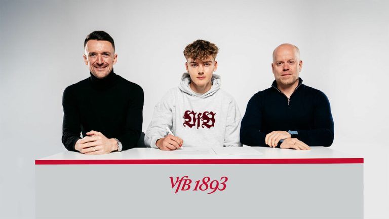 Was für ein großer Moment: Yanik Spalt bei der Vertragsunterschrift im Beisein von VfB Stuttgarts Sportdirektor Christian Gentner und Nachwuchleiter Stephan Hildebrandt. VfB Stuttgart