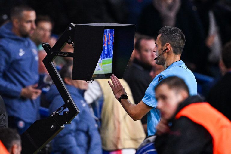 Wenn der Schiedsrichter zum Monitor gerufen wird, wird es oft sehr kompliziert – die Entscheidungen bleiben diskutabel.⇒GAP``EPA