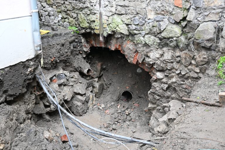 Zeugnis früher Stadttechnik: Mittelalterlicher Kanal in der Entenbachgasse. ⇒Stadt Feldkirch