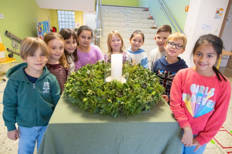 Acht Kinder der 1a-Klasse der Volksschule Markt in Götzis stellten sich der NEUE-Weihnachtsumfrage.⇒hartinger (9)