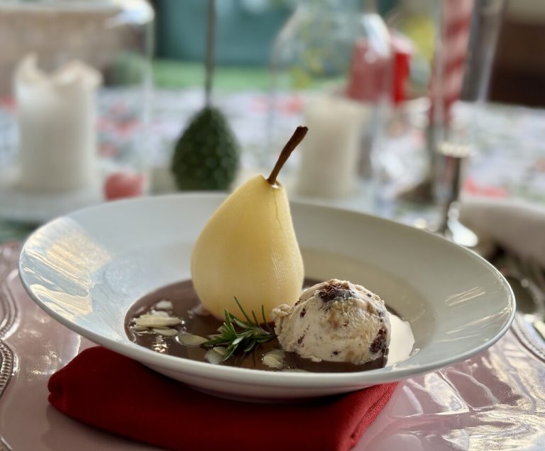 Als Abschluss sorgen pochierte Birnen mit Vanilleeis und warmer Schokolade für einen klassischen Genuss.