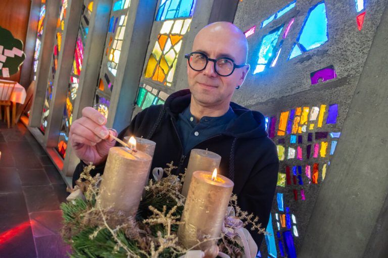 Als Zweiter im Advent-Interview zündet Dominik Toplek die zweite Kerze an.hartinger (5)