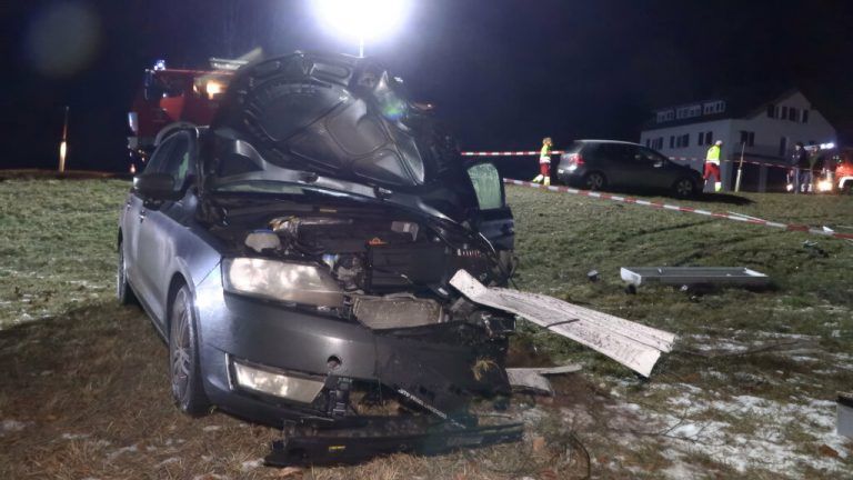 Am Fahrzeug des Unfalllenkers entstand Totalschaden. Shourot