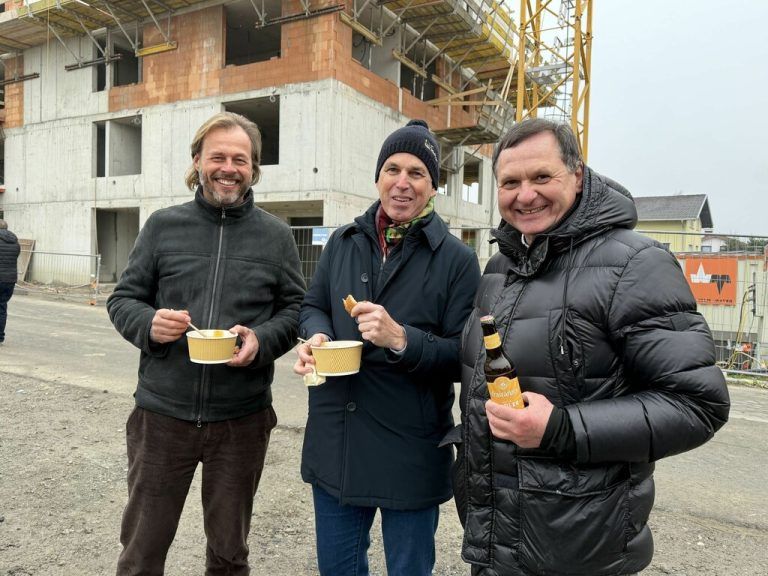 Anton Gächter, Reinhard Knoflach und Helmut Gstöhl beim Baustellen-Lunch. Lutz (6)