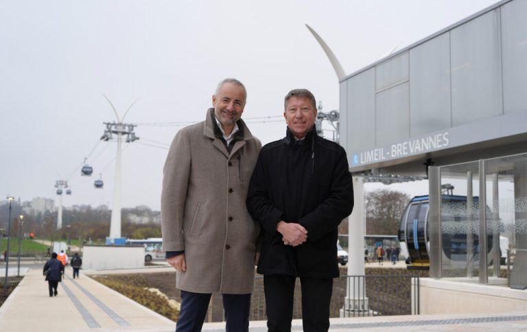 Arno Inauen (Executive Board Doppelmayr Gruppe) und Bernard Teiller (Président Doppelmayr France) vor der Seilbahn in Paris.⇒doppelmayr