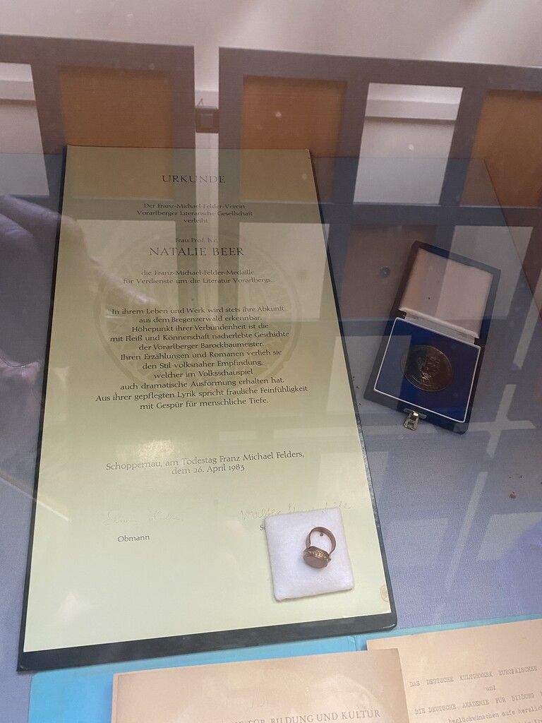 Auch das Ehrenzeichen von Natalie Beer wurde aberkannt.⇒Bereuter