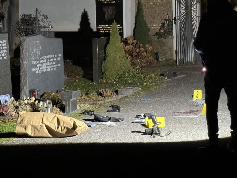 Auf dem Friedhof Blumenstraße in Bregenz kam es zu einem Messerangriff. Der Tat ging ein Streit voraus, in den mehrere junge Männer verwickelt gewesen sein sollen.⇒Vol.at/Vlach