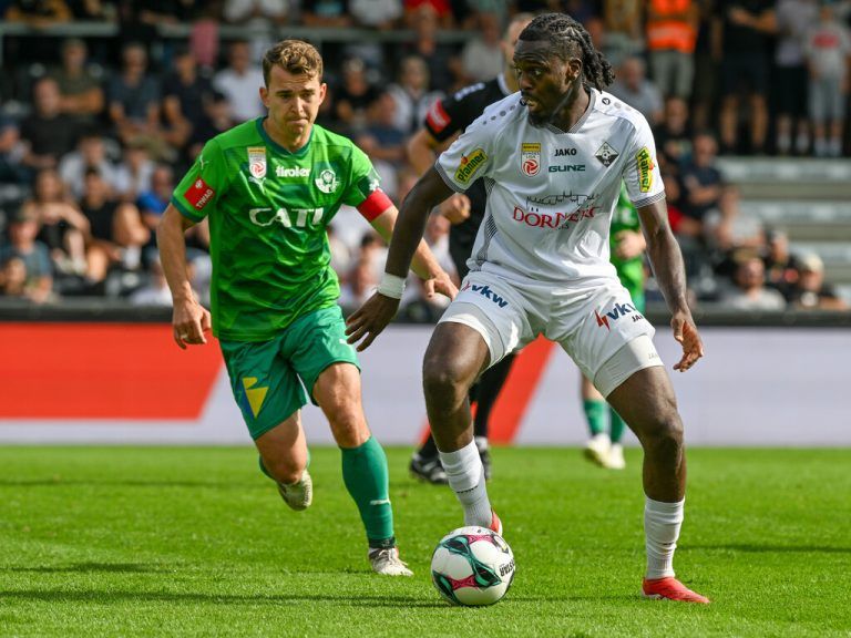 Aufpassen gilt es für die Altacher auf Valentio Müller (l.). Der Vorarlberger, auf den man beim SCRA nie so recht setzte, ist bei Wattens der Dreh- und Angelpunkt. ⇒GEPA/Lerch