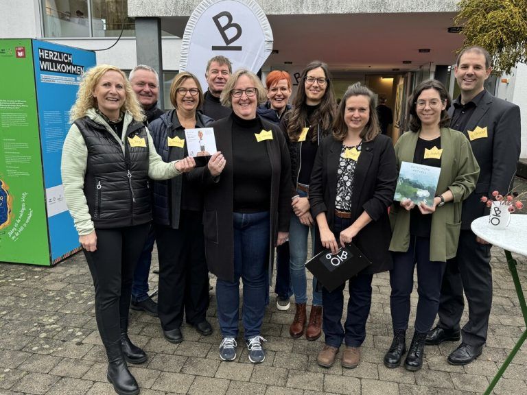 Bildungshaus-Geschäftsführer Christof Abbrederis mit einigen Mitarbeitenden bei der Jubiläumsfeier in Batschuns.