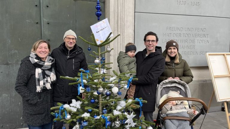 Brigitte und Egon Gunz sowie Hannes Brida mit Familie.