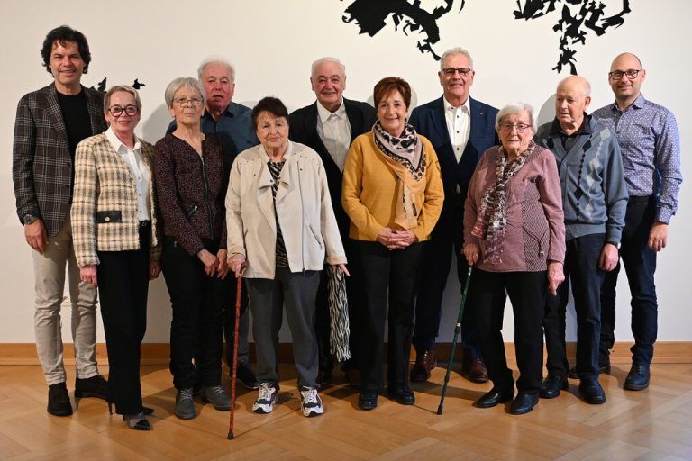 Bürgermeister Manfred Rädler mit den Geehrten. ⇒stf