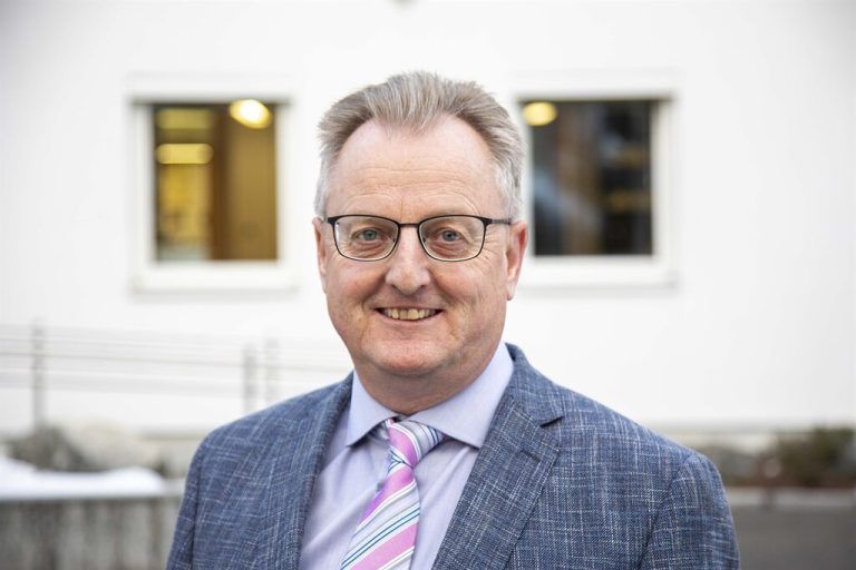 Bürgermeister Martin Vallaster berichtet über mehr Polizeipräsenz bei Schulen und Kindergärten. ⇒Meznarmedia, Gemeinde