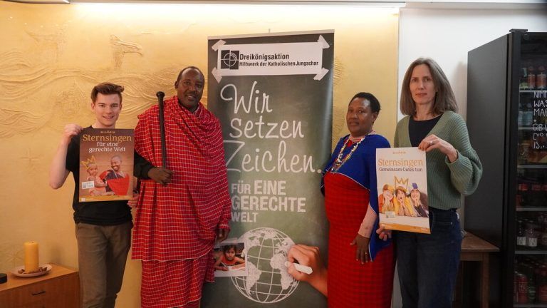 Christina Jochum (Koordinatorin Dreikönigsaktion) und Fabian Bischof (Vorsitzender Katholische Jugend- und Jungschar Vorarlberg) mit Timothy Ole Yaile und Stellar Millya.⇒katholische Jungschar