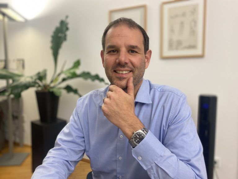 Christof Abbrederis ist seit eineinhalb Jahren Geschäftsführer der gemeinnützigen GmbH „Bildungshaus Batschuns“ und verwaltet und leitet das Haus. Bereuter, Bodmer, Puiu