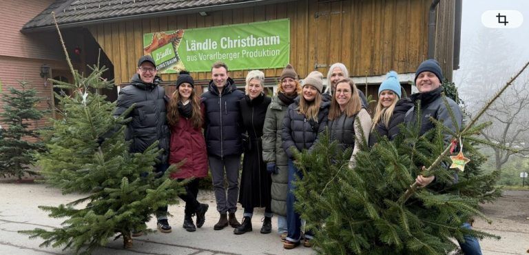 Das Erfolgsteam der ikp beim traditionellen Christbaumschneiden. Lutz (7)