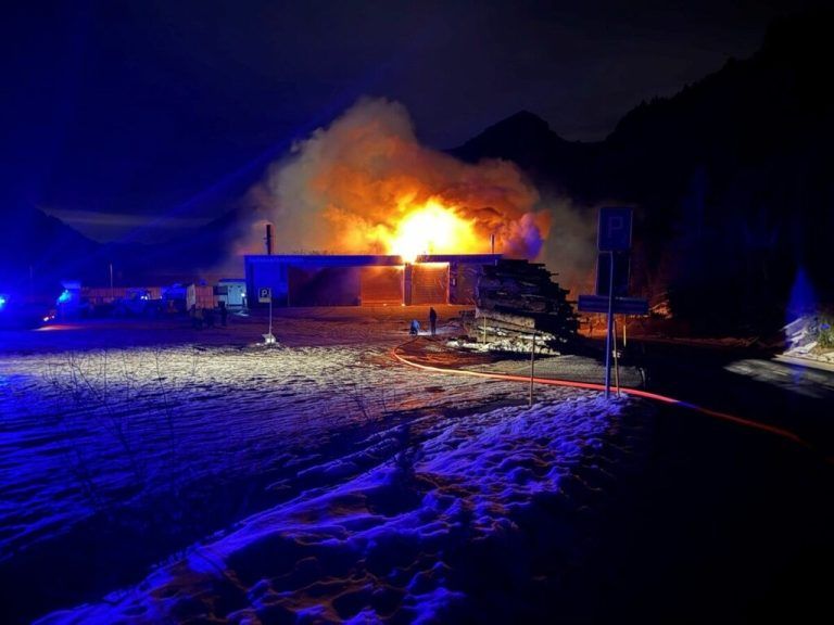 Das Heizkraftwerk stand in Vollbrand. ⇒landespolizei liechtenstein