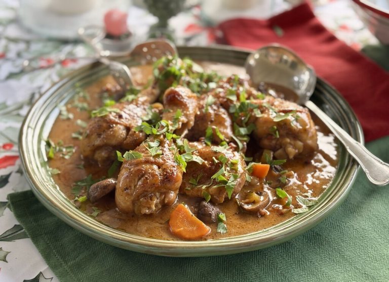 Das Hühnchen schmort langsam mit Gemüse und Kräutern zu einem feinen französischen Klassiker.