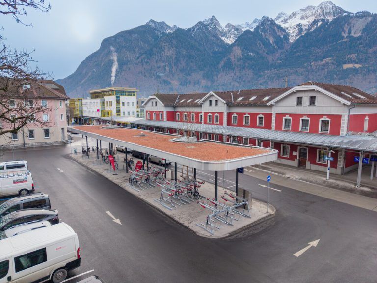 Der Bahnhofsvorplatz mit den neuen Fahrradabstellplätzen. ÖBB/Sailerbrothers