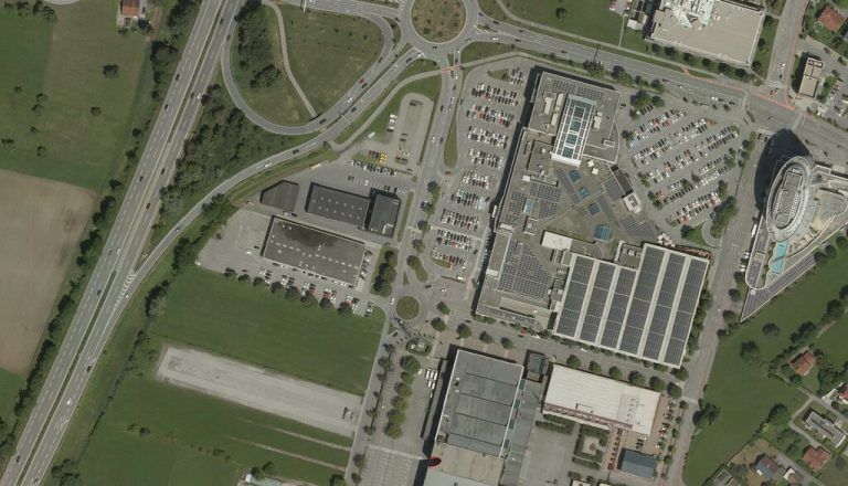 Der nordöstliche Parkplatz wird während der Bauphase aufgelassen (Bild unten). Dafür sind neben dem Ausweichquarter (früher Baumax) provisorische Parkplätze geplant. Links: Messepark-Geschäftsführerin Nicole Schedler. ⇒⇒Vogis, neue, Messepark