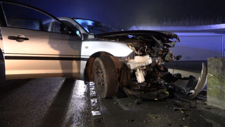 Der Pkw krachte frontal gegen Grundstücksmauer. ⇒Shourot