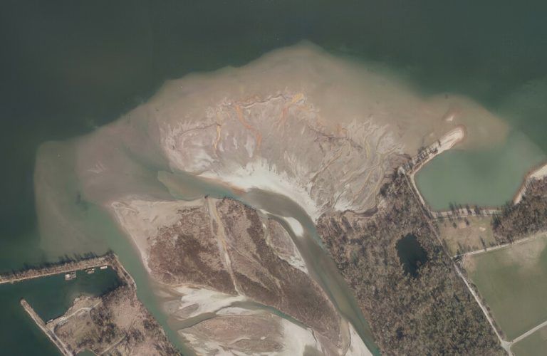 Die Achmündung am Bodensee auf einem aktuellen Winter-Orthofoto. ⇒Land Vorarlberg