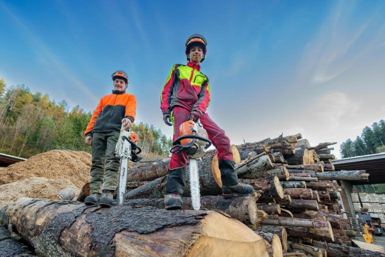 Die Lehrlinge Alex und Philipp packen mit an – mit Teamgeist, Freude an der Natur und echter Begeisterung für den Forstberuf.⇒stiplovsek