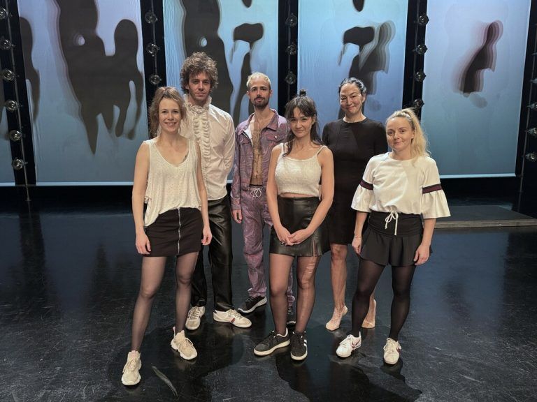 Die Schauspieler Isabella Jeschke, Benjamin Vanyek, Thomas Kolle, Zeynep Alan, Tamara Stern und Kirstin Schwab bei der Premiere.⇒juen (7)