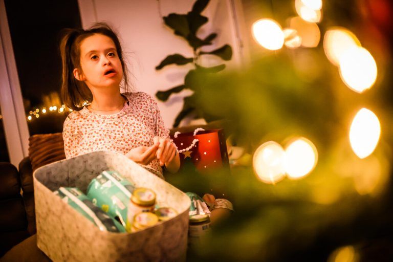 Die Weihnachtsaktion ist für die NEUE-Patenkinder ein kleiner Lichtblick im Alltag, auch für Selina und ihre Familie. ⇒stiplovsek (1); steurer (1); privat