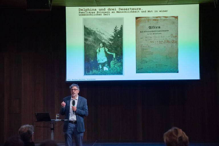 Direktor Kasper bei der Präsentation des neuen Programms.⇒Fischer