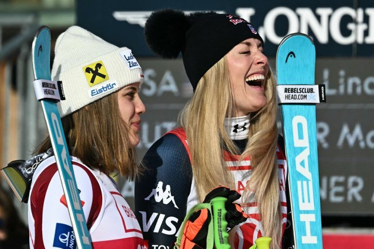 Egger mit ihrem Kindheitsidol Lindsey Vonn auf dem Podium.⇒AFP