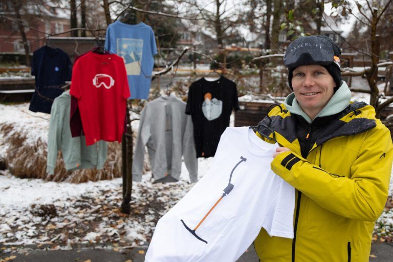 Eike Temme präsentiert seine „Ankerlift“-Kollektion: Der Grafikdesigner entwirft T-Shirts und Hoodies mit kultigen Wintersport­motiven.⇒Hartinger (1), Temme (2)