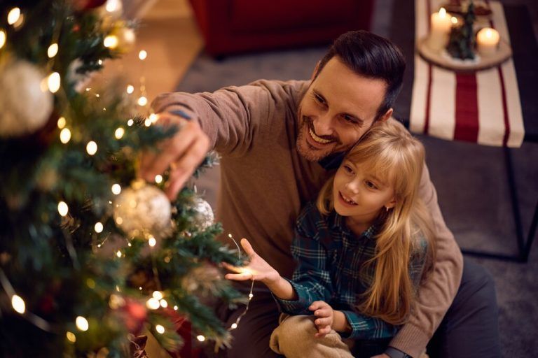 Ein festlich geschmückter Christbaum und ein traditioneller Adventkranz zählen seit Generationen zu den stärksten Symbolen der Adventzeit.⇒shutterstock (6)