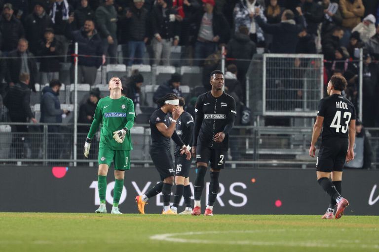 Enttäuschte Gesichter bei den Spielern von Sturm Graz.⇒GEPA