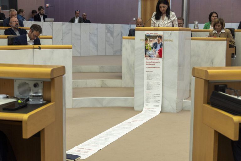 Symbolische Liste und Besuch von Betroffenen