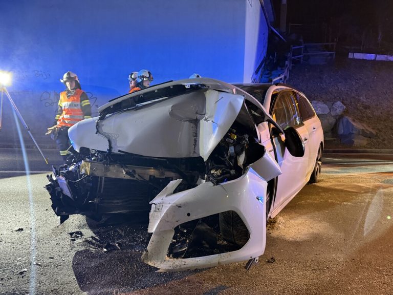 Mit Mauer kollidiert