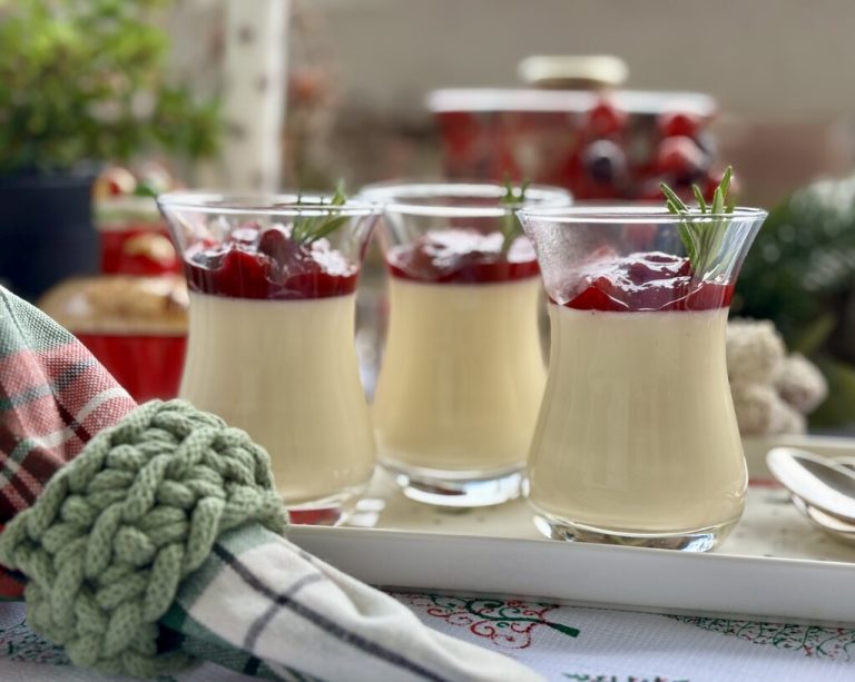 Eierlikör-Panna-Cotta mit Cranberries