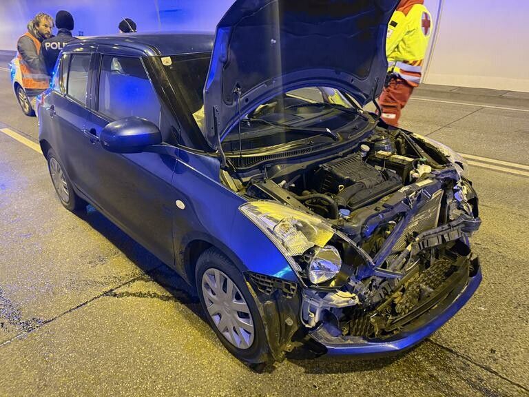 Pkw prallte in Absperrfahrzeug