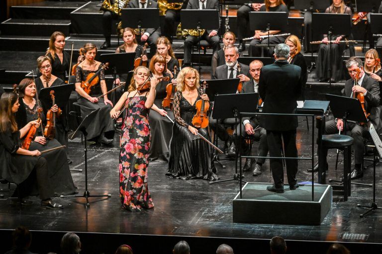 Geigerin Simone Lamsma mit dem Estnischen Nationalen Sinfonieorchester und Dirigent Olari Elts. ⇒Mittelberger