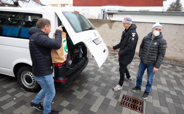 Gernot Raitmair holt Alessandro Hämmerle im März 2021 ab. Links: Ein aktueller Austausch zwischen den beiden im Olympiazentrum. Hartinger (2)