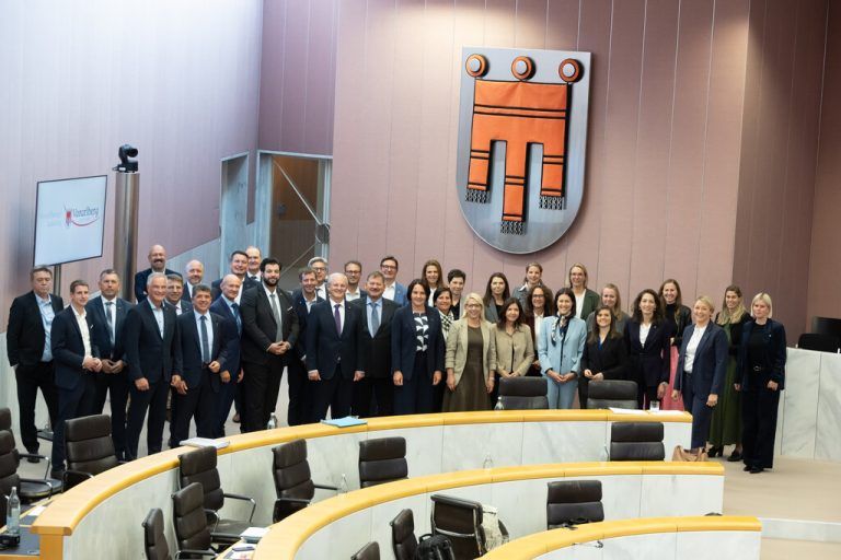 Historischer Gleichstand im Vorarl­berger Landtag: Mit der Angelobung von Katharina Fuchs (Neos) sind erstmals in einem österreichischen Parlament gleich viele Frauen wie Männer vertreten.steurer (4), hartinger (3), paulitsch (2), serra (1)