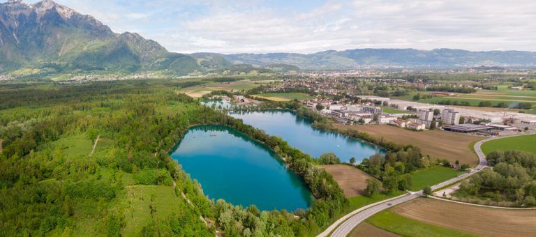 Im Bereich der Baggerlöcher könnte die Agrargemeinschaft bald wieder Kies abbauen. Die Erlöse daraus zählen zu jenen Vermögenswerten, um die im Rechtsstreit gestritten wird. Kleines Bild: Abteilungsvorstand Wolfgang Burtscher. ⇒⇒Hartinger, VLK