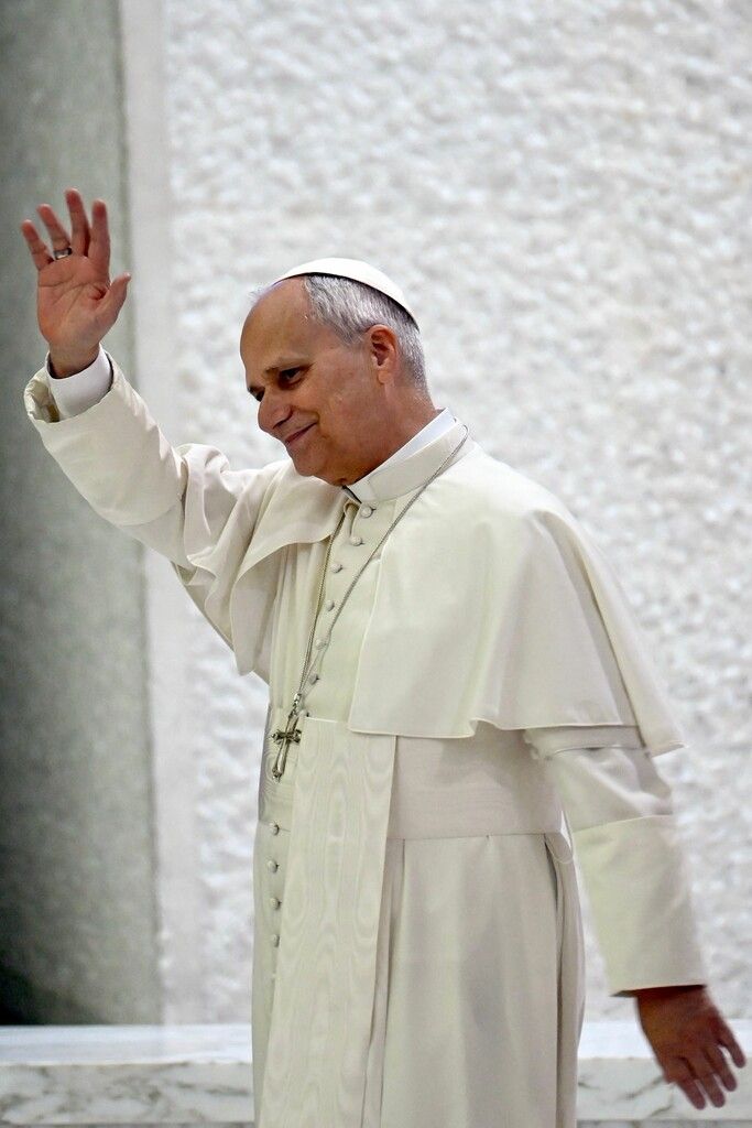 Leo XIV. grüßt das Publikum bei der Audienz mit den Diplomaten.