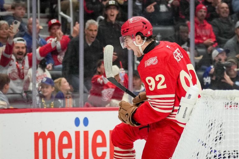 Marco Kasper freut sich über seinen Assist zum 3:0.⇒apa