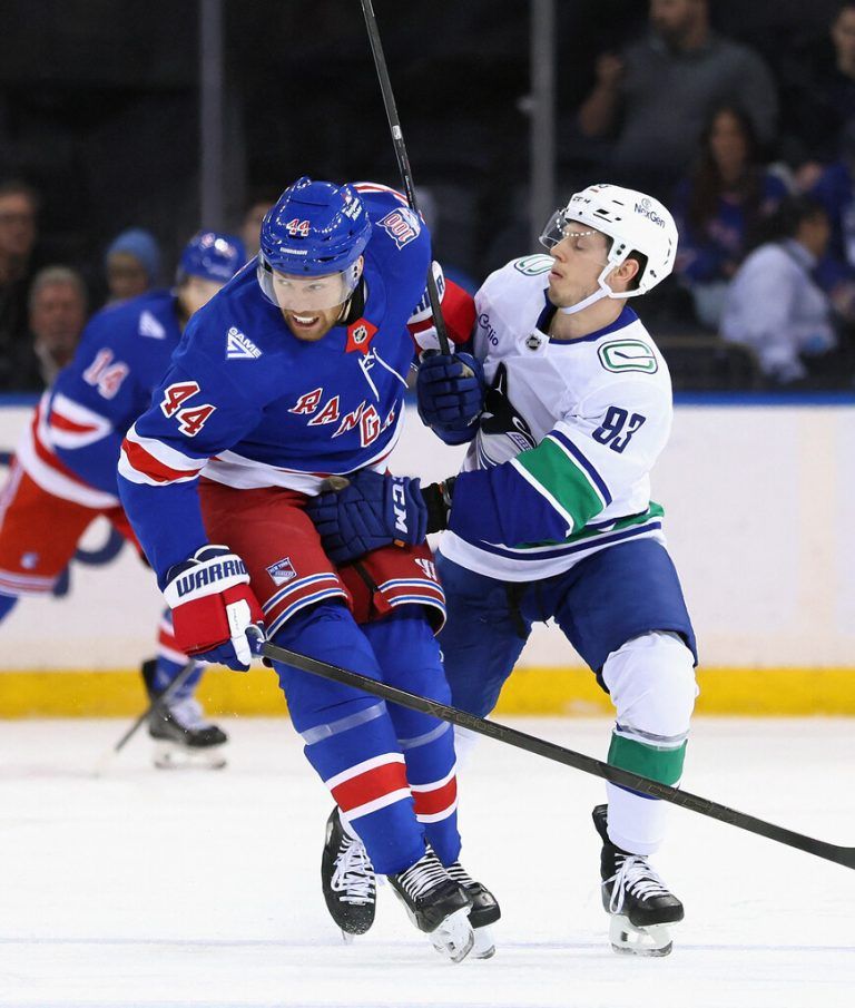 Marco Rossi im Zweikampf mit Vladislav Gavrikov.⇒APA