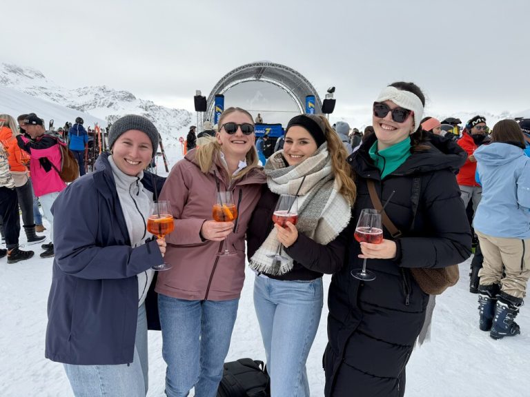 Marie, Lea, Nike und Marina aus Tübingen kamen zum Ski Opening ins Montafon.⇒lutz (7)