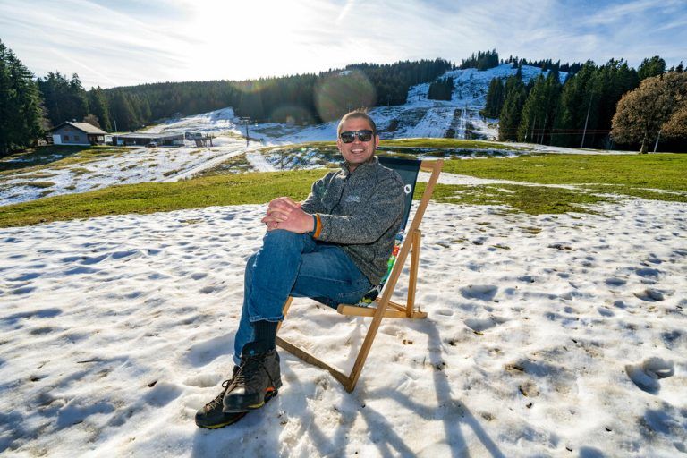 Meierei-Wirt Eddie Stern lässt sich vom Schneemangel nicht aus der Ruhe bringen.