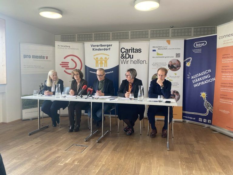 Michaela Wagner-Braito, Margarete Laschalt-Schweigkofler, Walter Schmolly, Martina Gasser und Simon Burtscher-Mathis (v.l.) präsentierten fünf Forderungen an die Landesregierung und appellierten an den Landeshauptmann.⇒Bereuter