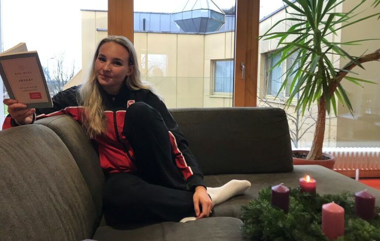 Mit der Lektüre eines gutes Buches hofft Hanna Devigili, hier im Olympiazentrum, noch besser vorbereitet in das Jahr 2026 gehen zu können. ⇒Dedeleit